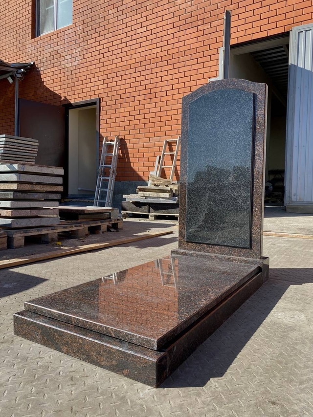 Портрет на гранитном памятнике